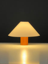 Làmpada de sobretaula en pi i metacrilat