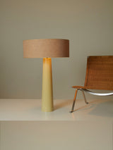 Làmpada de sobretaula de fusta lacada i ràfia