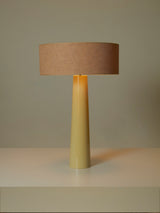 Làmpada de sobretaula de fusta lacada i ràfia