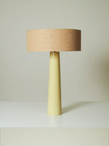 Làmpada de sobretaula de fusta lacada i ràfia