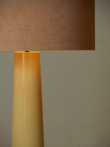 Làmpada de sobretaula de fusta lacada i ràfia