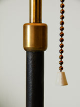 Làmpada de peu de llautó i ferro lacat en negre