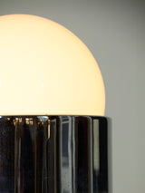 Làmpada de sobretaula de ferro cromat i opalina