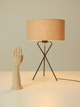 Lámpara de sobremesa de tres pies de hierro y algodón