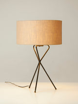 Lámpara de sobremesa de tres pies de hierro y algodón