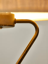 Lámpara de sobremesa de tres pies de hierro y algodón