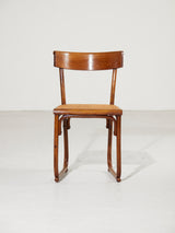 Silla de madera curvada y rejilla