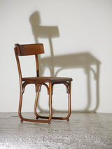 Silla de madera curvada y rejilla
