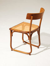 Silla de madera curvada y rejilla