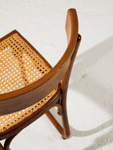 Silla de madera curvada y rejilla
