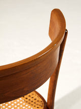 Silla de madera curvada y rejilla