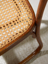 Silla de madera curvada y rejilla
