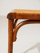 Silla de madera curvada y rejilla