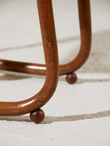 Silla de madera curvada y rejilla