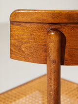 Silla de madera curvada y rejilla