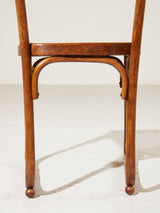 Silla de madera curvada y rejilla
