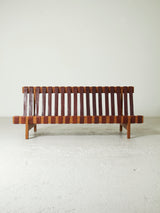 Sofà de fusta i cinxes de cuir