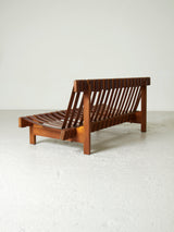 Sofà de fusta i cinxes de cuir