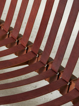 Sofà de fusta i cinxes de cuir