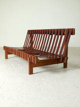 Sofà de fusta i cinxes de cuir