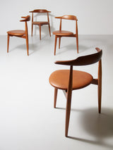 Juego de cuatro sillas de madera y piel