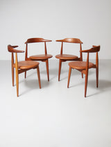 Juego de cuatro sillas de madera y piel