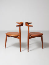 Juego de cuatro sillas de madera y piel