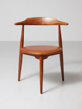 Juego de cuatro sillas de madera y piel