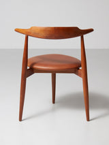 Juego de cuatro sillas de madera y piel