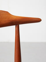 Juego de cuatro sillas de madera y piel