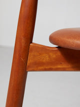 Juego de cuatro sillas de madera y piel