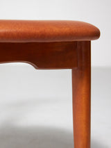 Juego de cuatro sillas de madera y piel