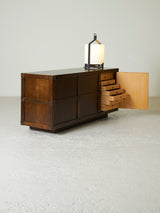 Aparador de nogal brutalista