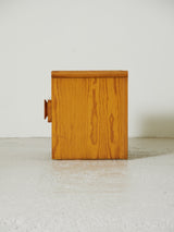 Mesita de noche de pino