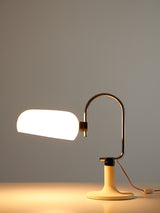 Lámpara de sobremesa de hierro y plástico