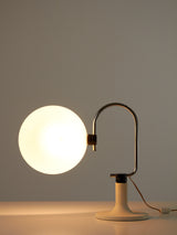 Lámpara de sobremesa de hierro y plástico