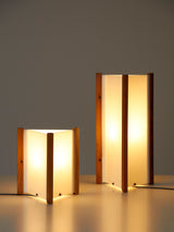 Lámpara de sobremesa en pino y metacrilato II