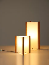 Lámpara de sobremesa en pino y metacrilato II