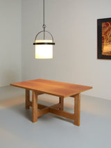 Mesa baja y taburetes de cuero