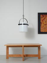 Mesa baja y taburetes de cuero