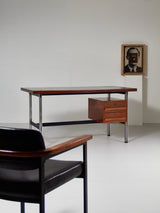 Escritorio de madera y pletina