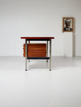 Escritorio de madera y pletina