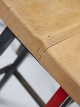 Taburete de madera y hierro