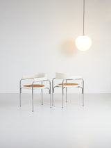 Juego de cuatro sillas de tubo de acero y ratán