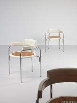 Juego de cuatro sillas de tubo de acero y ratán