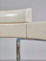 Juego de cuatro sillas de tubo de acero y ratán