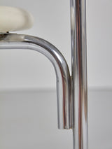 Juego de cuatro sillas de tubo de acero y ratán