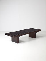 Banco de madera rayado