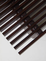 Banco de madera rayado