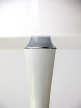 Làmpada de sobretaula blanca de metacrilat i acer